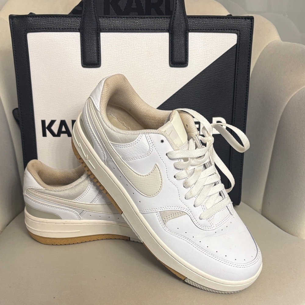 10.5 size Nike woman’s ✨